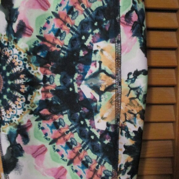 Bally capri leggings pull on stretchy, side pockets black & colorful size 2x - Picture 9 of 9